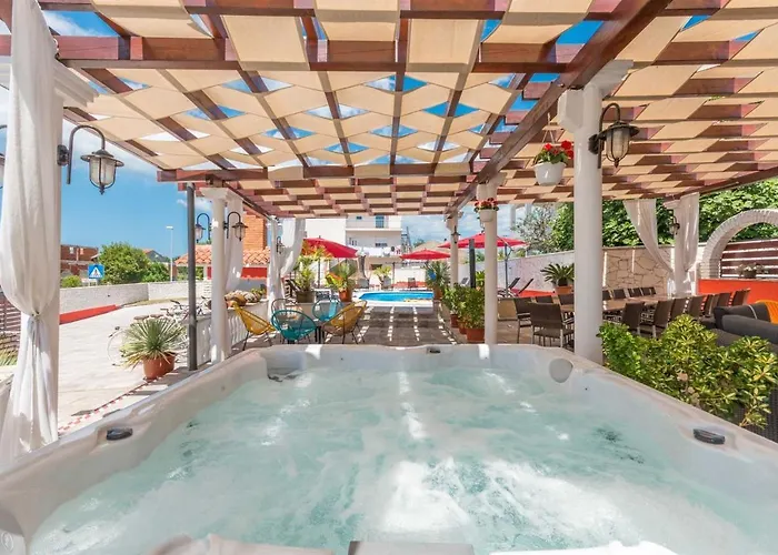 Xxxl Ancora With Heated Pool Villa