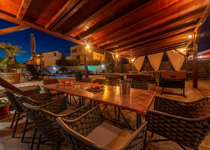 Villa Xxxl Ancora With Heated Pool Turanj