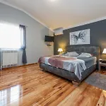 Xxxl Ancora With Heated Pool Turanj
