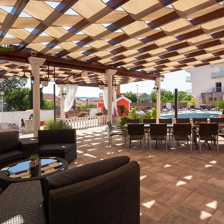 Xxxl Ancora With Heated Pool Villa
