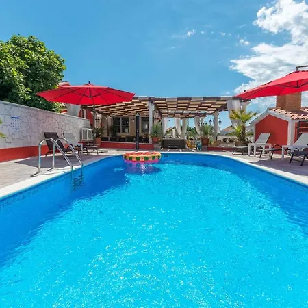 Вилла Xxxl Ancora With Heated Pool Турань