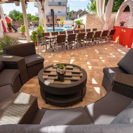 Xxxl Ancora With Heated Pool Turanj