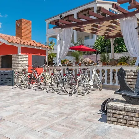 Xxxl Ancora With Heated Pool Turanj