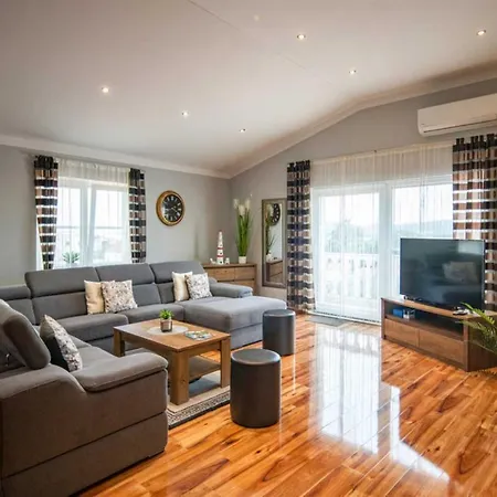 Xxxl Ancora With Heated Pool Villa