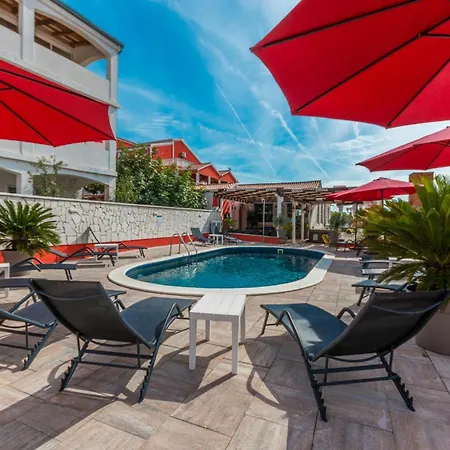 Xxxl Ancora With Heated Pool Turanj