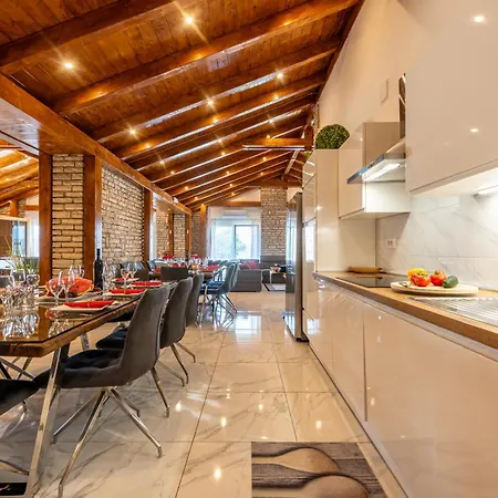 Xxxl Ancora With Heated Pool Turanj