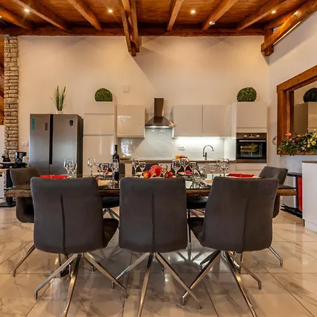 Xxxl Ancora With Heated Pool Villa
