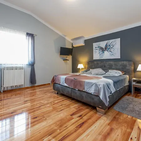 Xxxl Ancora With Heated Pool Turanj
